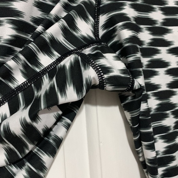 Nike Dri-Fit black and white style 645610-011 cropped leggings w/ zipper pocket - Picture 6 of 13